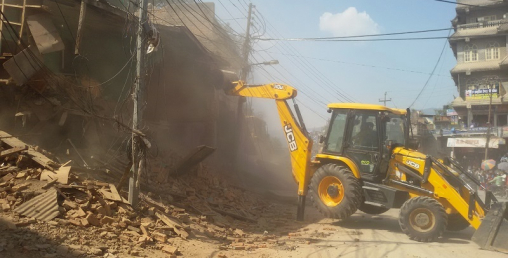 राज्यको रवैयाः व्यक्तिका जग्गामा सरकारको मनोमानी,  सडकले बनाइदियो सुकुम्बासी